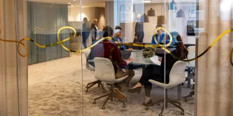 Ansatte på Stockholm-kontoret, diskuterer omkring et bord